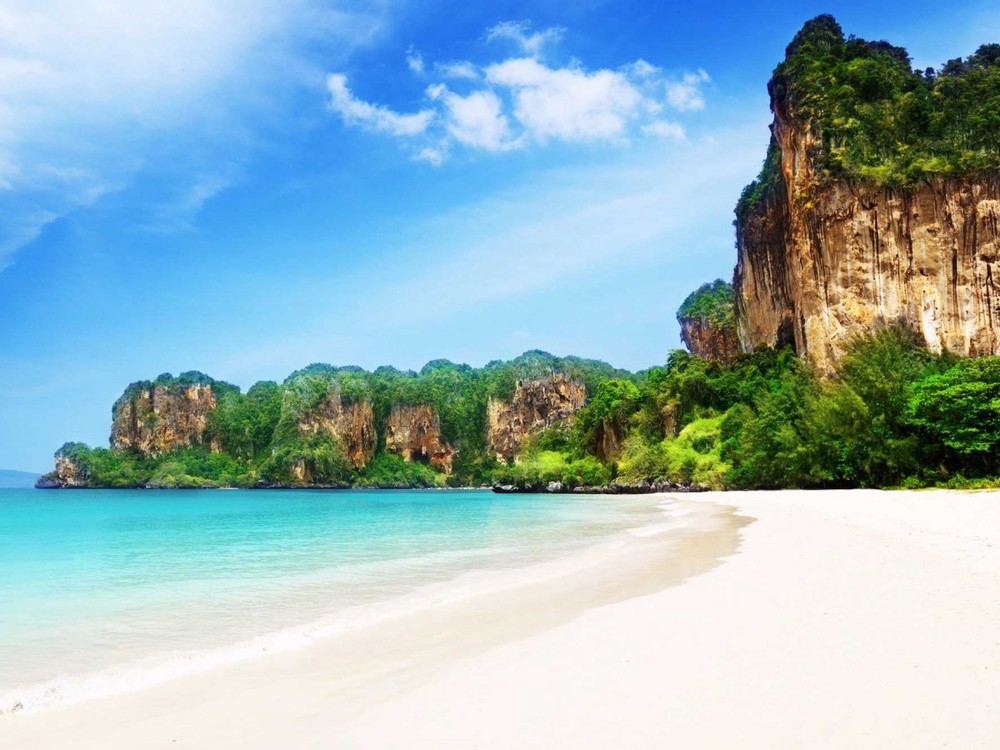 Bãi biển Railay ở Krabi là một trong những  điểm đến tuyệt mỹ ở Thái Lan hớp hồn du khách. Cát trắng, nước biển xanh ngọc, du khách có thể lướt thuyền ngắm biển là những nét hấp dẫn ở bãi biển Railay.